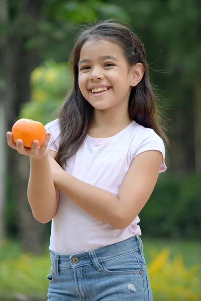 Menina e felicidade com frutas — Fotografia de Stock