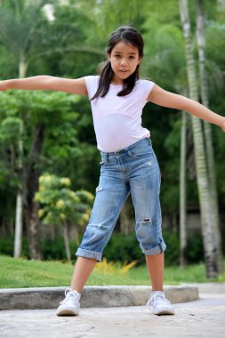 Poz Kız Çocuk Ayakta