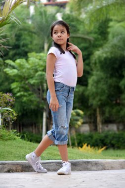 Ciddi Azınlık Kız Çocuk Ayakta