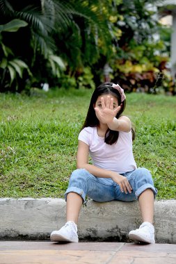 Güzel Çeşitli Kız Gesturing Stop