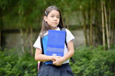 Kitaplarla Üniforma Giyen Tefekkürlü Kız Öğrenci