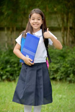 Thumbs Up Not Defterleri ile Okul Üniforması Giyen Azınlık Kız Öğrenci
