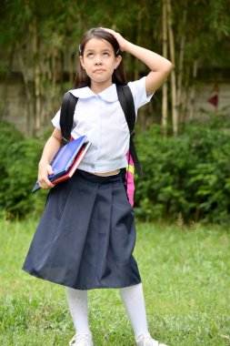 Okul Kız ve Hafıza Kaybı Kitaplar ile Okul Üniforması Giyen