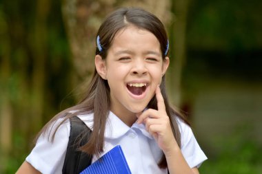 Kitap ile Diş Ağrısı ile Kız Öğrenci