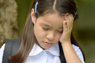 Depresif Hazırlık Filipinli Kız Öğrenci Üniforma giyen