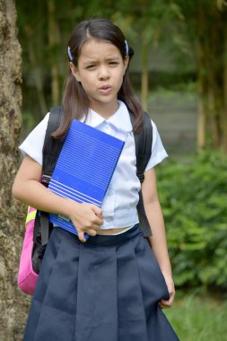 Kız Öğrenci ve Kitaplar la Karışıklık