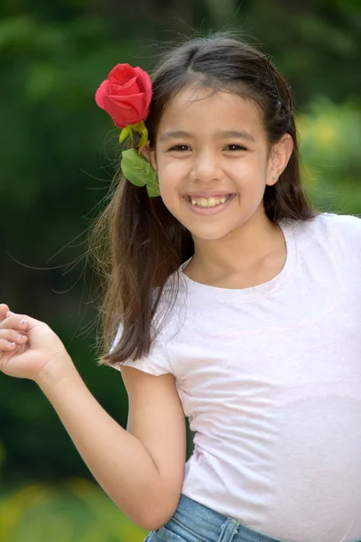 Glücklicher Minderjähriger mit einer Blume — Stockfoto