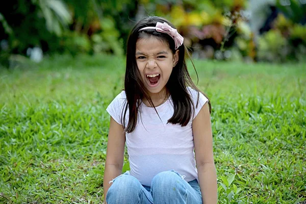 Uma menina jovem louca — Fotografia de Stock