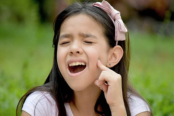 Diş ağrısı ile Genç Asya Preteen