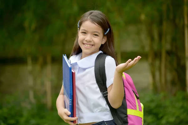 Niezdecydowany młody Filipina osoba noszenie mundur szkolny z książki — Zdjęcie stockowe