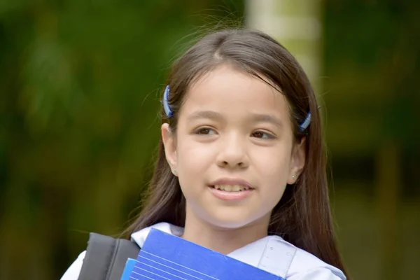 Счастливая студентка с ноутбуками — стоковое фото