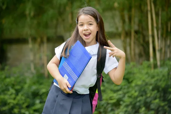 Jovem Filipina estudante criança vencedor vestindo uniforme com cadernos — Fotografia de Stock