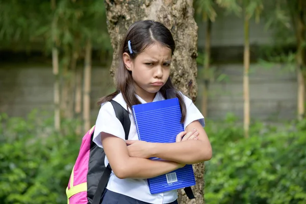 Teimoso jovem Filipina escola menina com cadernos — Fotografia de Stock