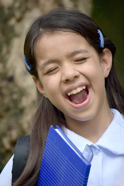 Junge asiatische Studentin lacht — Stockfoto