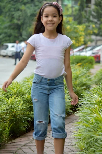 Sorrindo bela fêmea andando — Fotografia de Stock