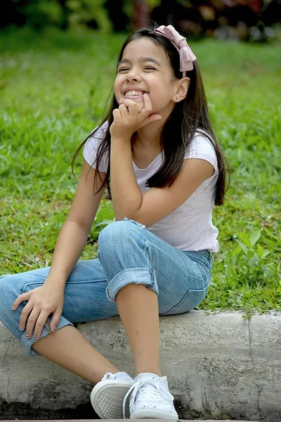 Menina Diversa Tomando uma decisão — Fotografia de Stock