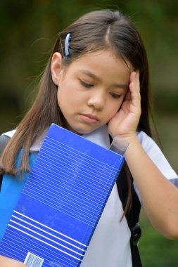 Katolik Azınlık Çocuk Kız Öğrenci ve Hüzün Üniforma Giyen