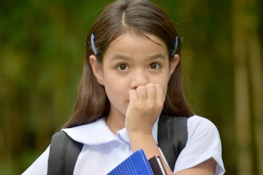 Sevimli Kız Öğrenci Korkuyor