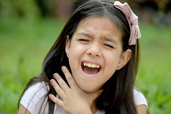 Jovem Minoria Menina Criança com Sore Garganta — Fotografia de Stock