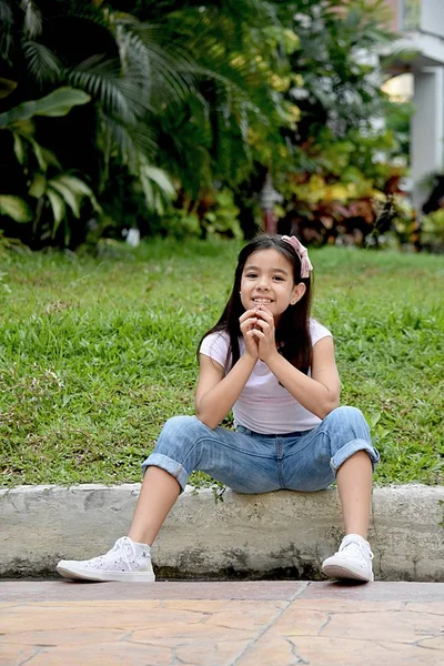 Jovem Filipina Tween orando — Fotografia de Stock