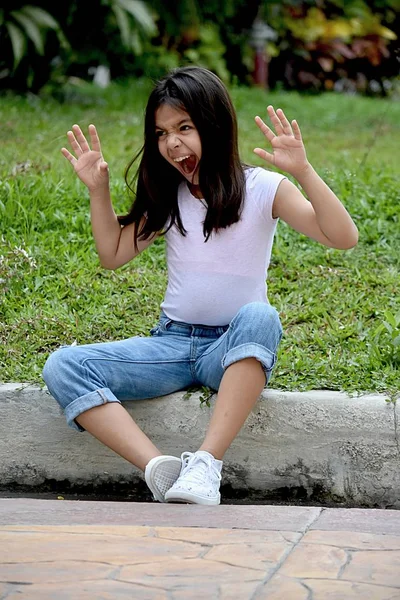 스트레스가 많은 몸집이 작은 필리핀 여성 청소년 — 스톡 사진