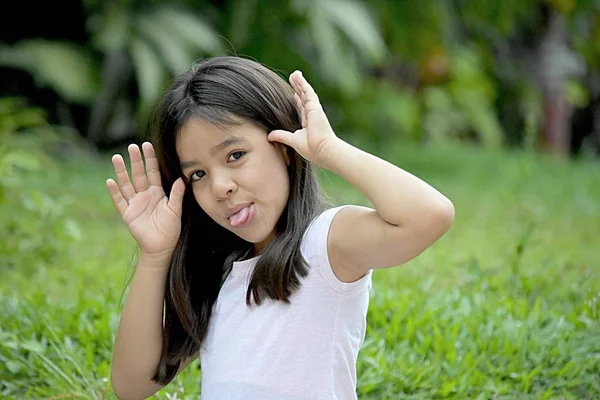 Jonge Aziatische Preteen maken grappig gezichten — Stockfoto