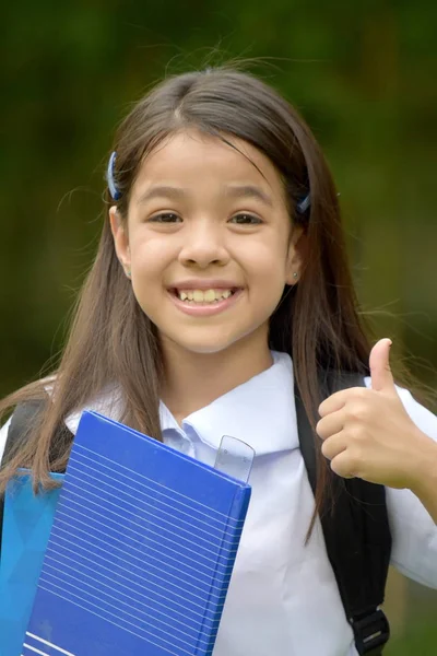 Başparmakları havada kız öğrenci.