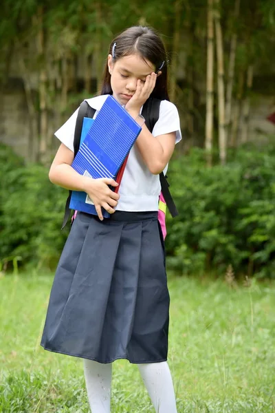 Kız Öğrenci ve Kitaplarla Hüzün