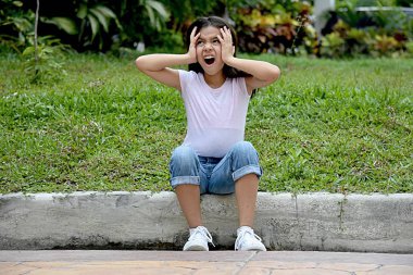 Bir Ürkmüş Kadın Ergen