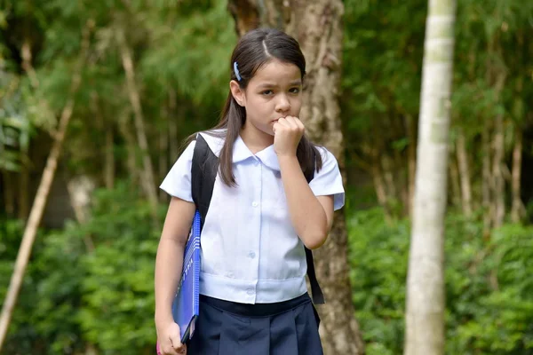 Filipina estudiante femenina y el miedo vistiendo uniforme — Foto de Stock