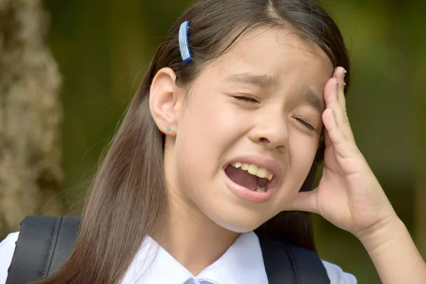 Plačící studentské dítě s poznámkovými bloky — Stock fotografie