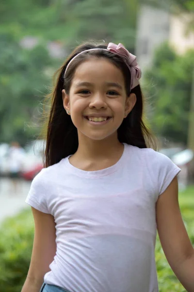 Uma menina Minoritária Sorrindo — Fotografia de Stock