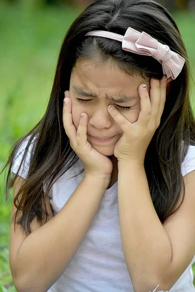 年轻的亚洲女性哭泣 — 图库照片