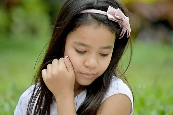 Eenzame Petite Filipina jeugd — Stockfoto