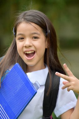 Kız Öğrenci ve Kazanan Üniforma Giyen