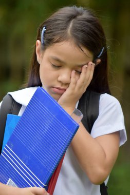 Depresif Katolik Çeşitli Öğrenci Çocuk Not Defterleri ile Okul Üniforması Giyen