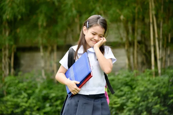 制服を着た泣く女子高生 — ストック写真