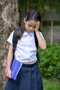 Kız Öğrenci ve Hüzün Kitaplar ile Üniforma Giyen