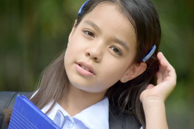 Hazırlık Çeşitli Kız Öğrenci Kitaplar ile Poz