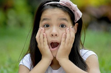 Sürpriz bir kadın çocuk