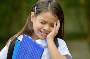 Mutsuz Öğrenci Çocuk Okul Üniforması Giyiyor