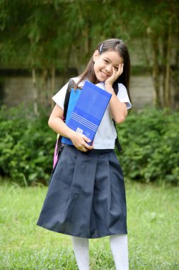 Pretty Genç Çeşitli Okul Kız Kitaplar ile Okul Üniforması Giyen