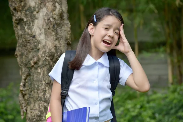 Chorando feminino estudante escola menina vestindo uniforme — Fotografia de Stock
