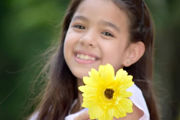 Милі неповнолітніх і щастя з квіткою — стокове фото