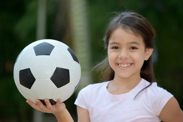 Persona di minoranza sportiva felice con pallone da calcio — Foto Stock