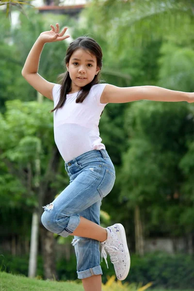 Krásná Asijská dívka dětský tanec — Stock fotografie