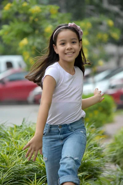 Feliz hermosa minoría persona caminando — Foto de Stock