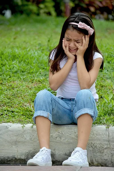 Ağlayan bir Asya kişi