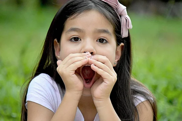 Uma menina jovem gritando — Fotografia de Stock