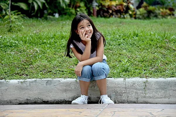 Düşüncelere dalmış bir genç kız.